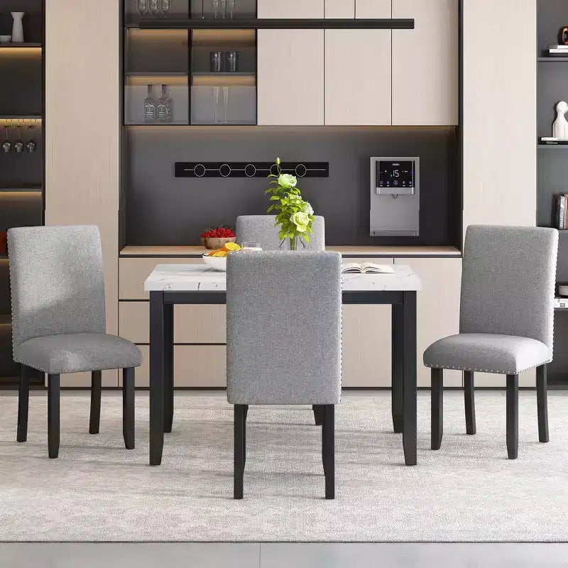 Ensemble de salle à manger 5 pièces avec table à manger en faux marbre, 4 chaises de salle à manger épaisses et rembourrées, gris/blanc - ModernLuxe