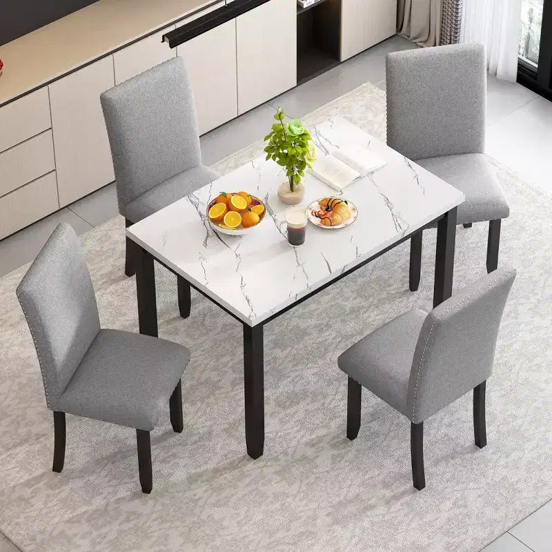 Ensemble de salle à manger 5 pièces avec table à manger en faux marbre, 4 chaises de salle à manger épaisses et rembourrées, gris/blanc - ModernLuxe