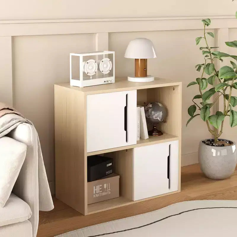 Meuble de rangement moderne avec portes coulissantes, étagères ouvertes et fermées à 2 niveaux, bois naturel avec panneaux blancs