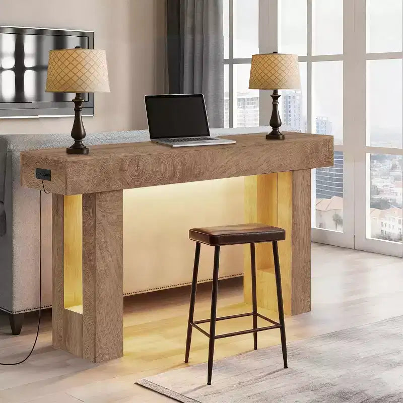 Table console de ferme 63" avec station de charge et lumière LED, table de canapé étroite pour couloir et salon, finition bois naturel