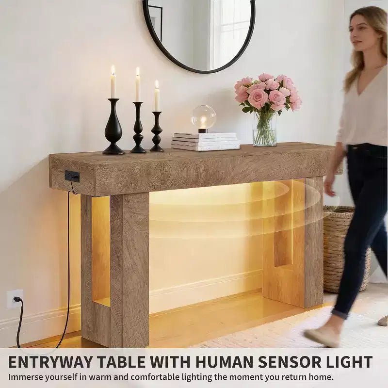 Table console de ferme 63" avec station de charge et lumière LED, table de canapé étroite pour couloir et salon, finition bois naturel