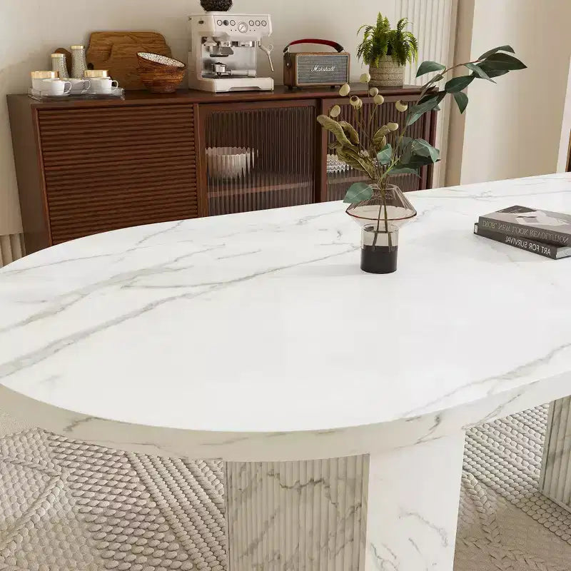 Table à manger ovale de 160 cm pour 6 personnes, plateau en marbre, base en bois à lattes, surface imperméable et résistante aux rayures, blanche