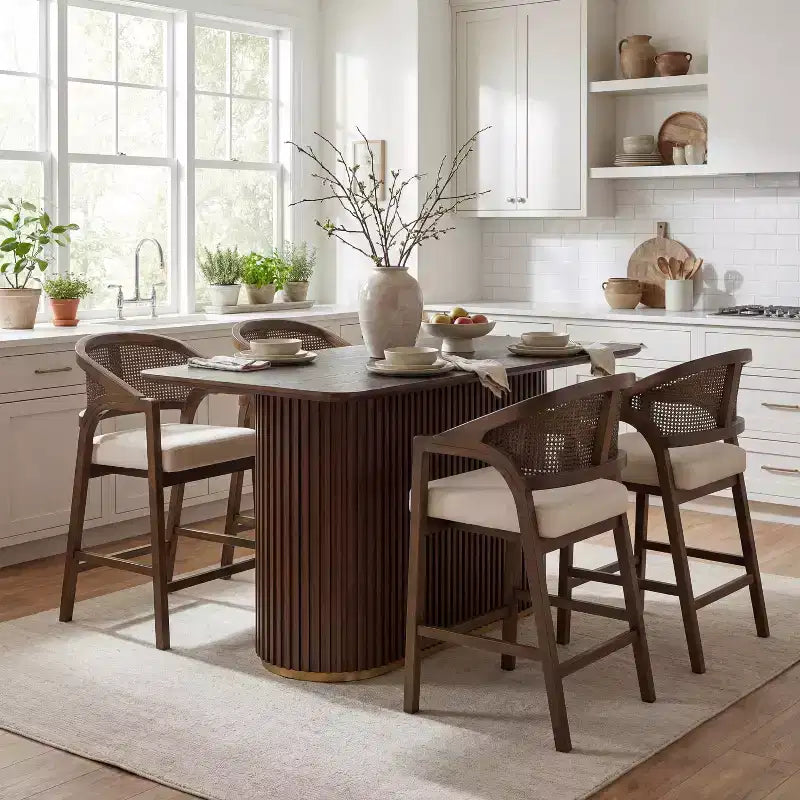 Christopher Knight Home Mirae Ensemble de 5 tabourets de comptoir en rotin et bois d'hévéa de style milieu de siècle avec table de comptoir cannelée