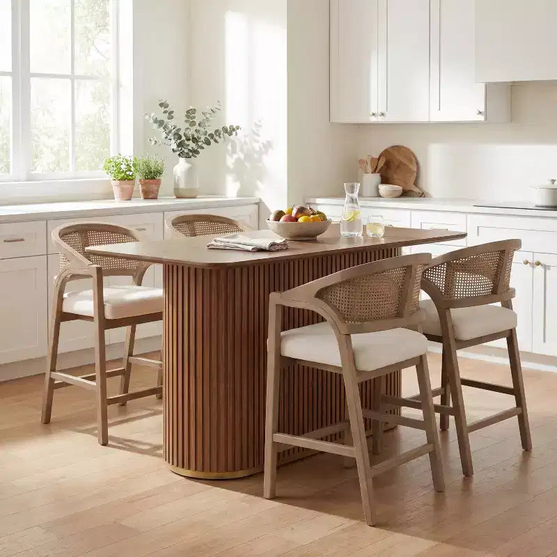 Christopher Knight Home Mirae Ensemble de 5 tabourets de comptoir en rotin et bois d'hévéa de style milieu de siècle avec table de comptoir cannelée
