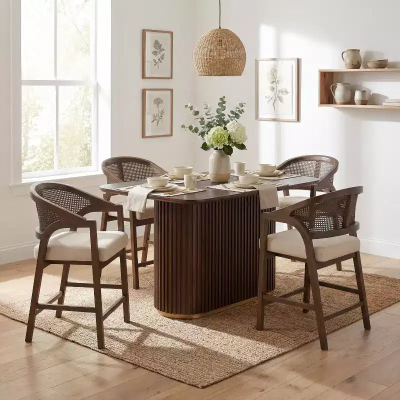 Christopher Knight Home Mirae Ensemble de 5 tabourets de comptoir en rotin et bois d'hévéa de style milieu de siècle avec table de comptoir cannelée