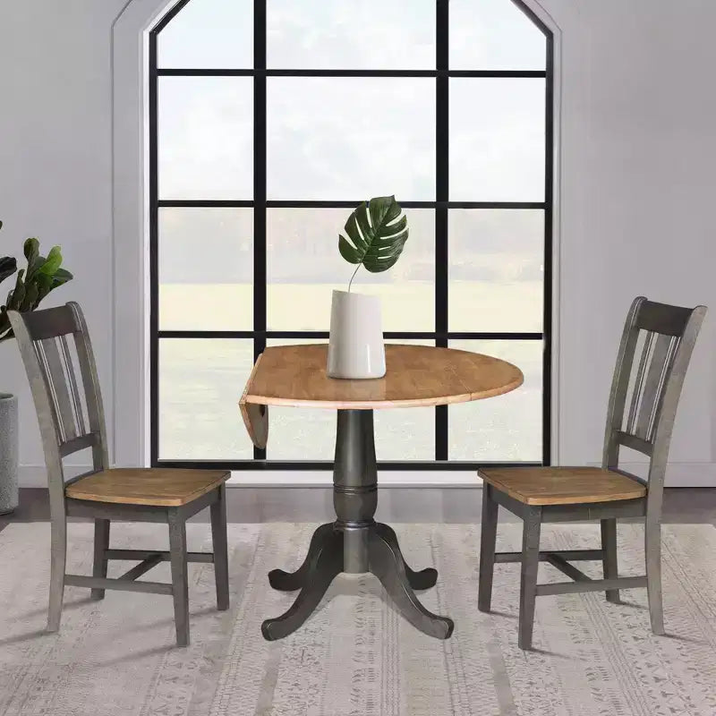 Table à manger ronde à deux rallonges Jordan de 106,7 cm, 3 pièces, avec 2 chaises à dossier ajouré coloris Hickory/Washed Coal - International Concepts