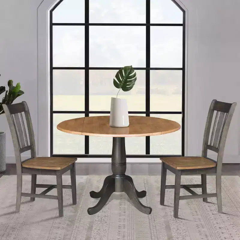Table à manger ronde à deux rallonges Jordan de 106,7 cm, 3 pièces, avec 2 chaises à dossier ajouré coloris Hickory/Washed Coal - International Concepts
