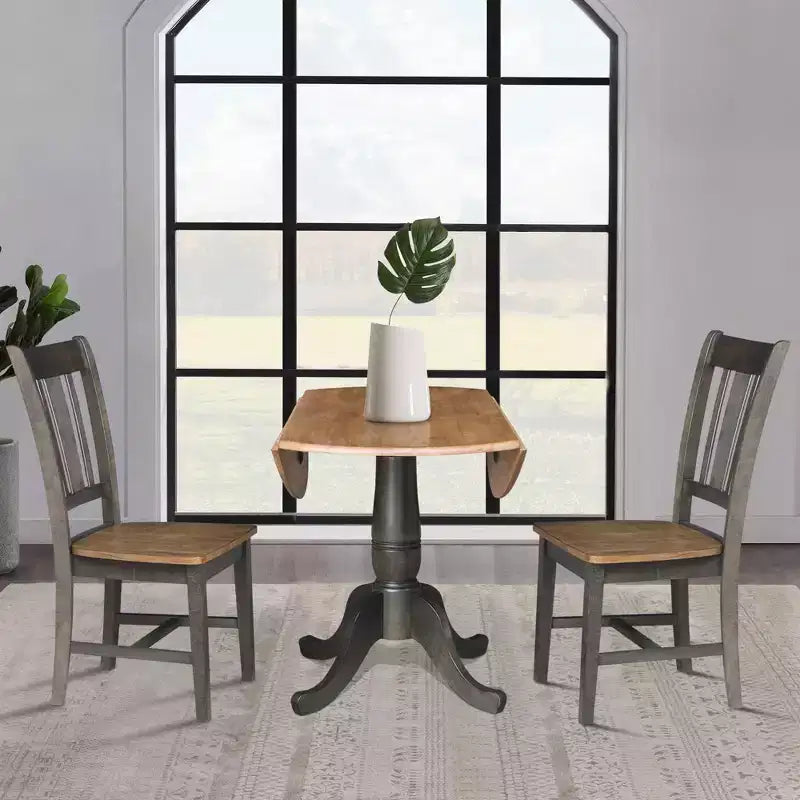 Table à manger ronde à deux rallonges Jordan de 106,7 cm, 3 pièces, avec 2 chaises à dossier ajouré coloris Hickory/Washed Coal - International Concepts