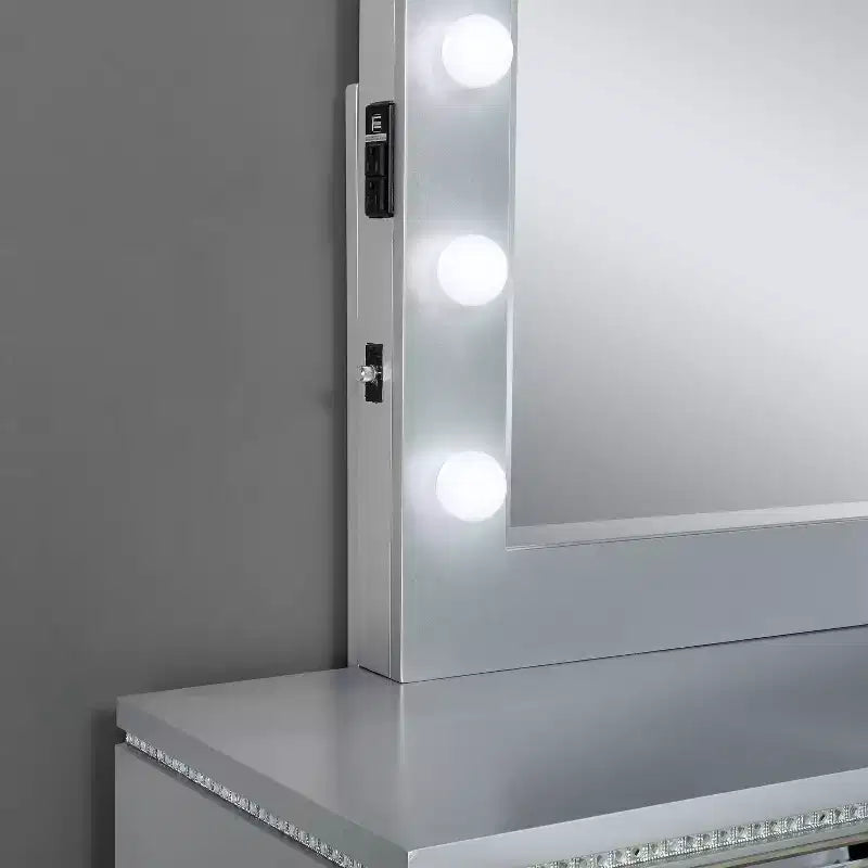 Ensemble de chambre Tenaya 6 pièces pour très grand lit californien, argent/gris - HOMES: Inside + Out : Design glamour, garnitures miroir, capitonnage à boutons