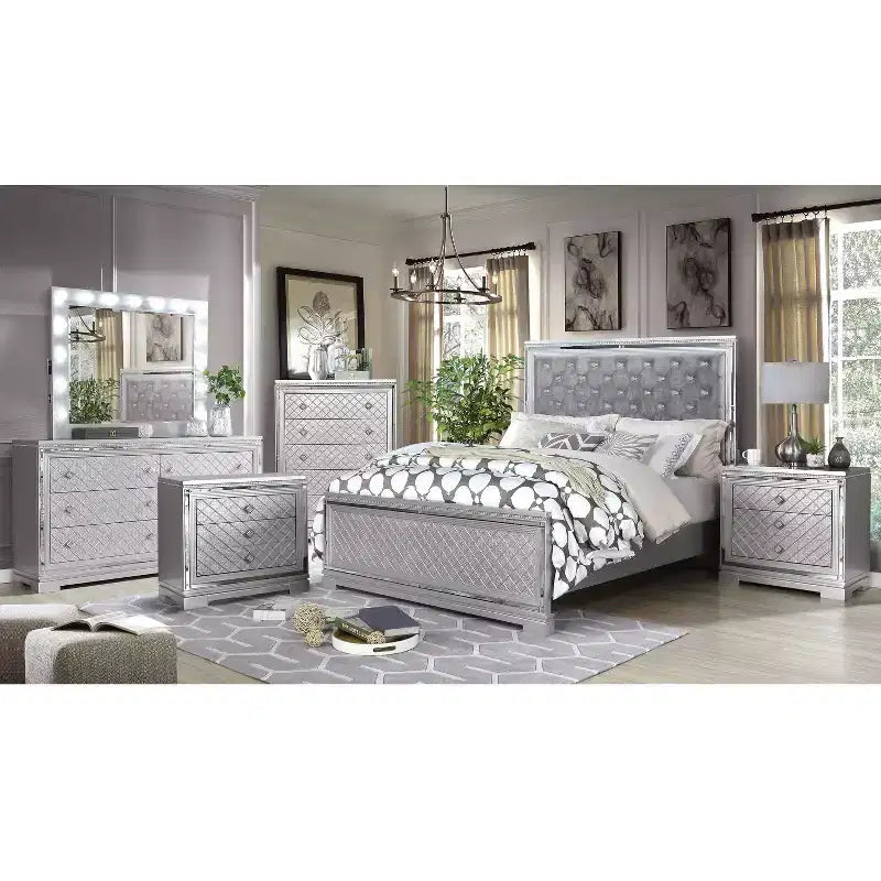 Ensemble de chambre Tenaya 6 pièces pour très grand lit californien, argent/gris - HOMES: Inside + Out : Design glamour, garnitures miroir, capitonnage à boutons