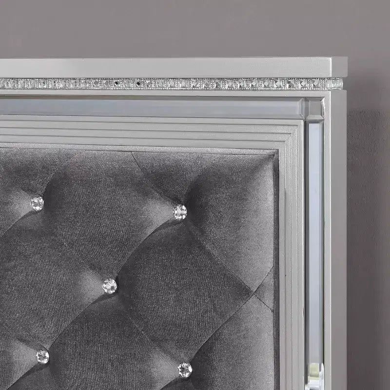 Ensemble de chambre Tenaya 6 pièces pour très grand lit californien, argent/gris - HOMES: Inside + Out : Design glamour, garnitures miroir, capitonnage à boutons