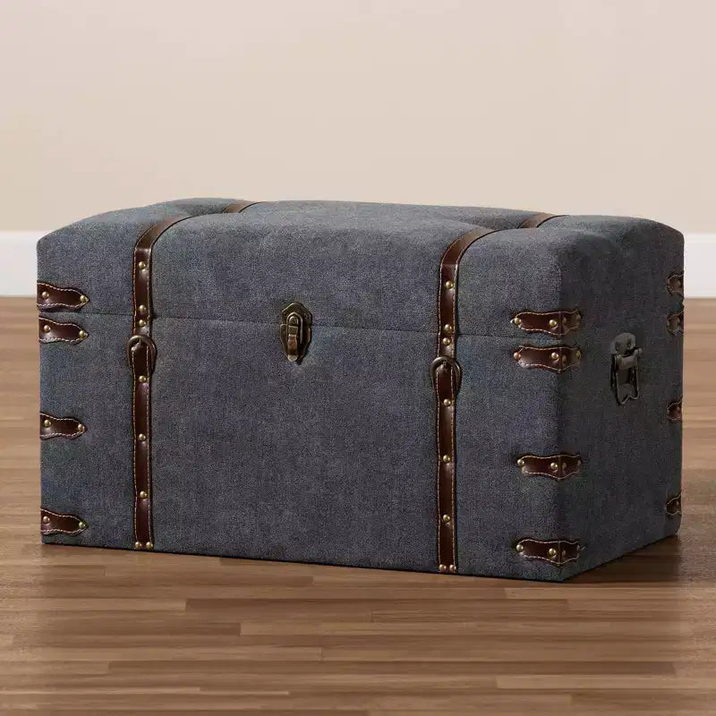 Pouf de rangement moderne de style transitoire en tissu rembourré gris, avec couvercle relevable, structure en métal, style vintage