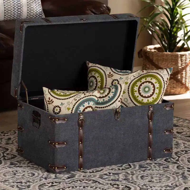 Pouf de rangement moderne de style transitoire en tissu rembourré gris, avec couvercle relevable, structure en métal, style vintage