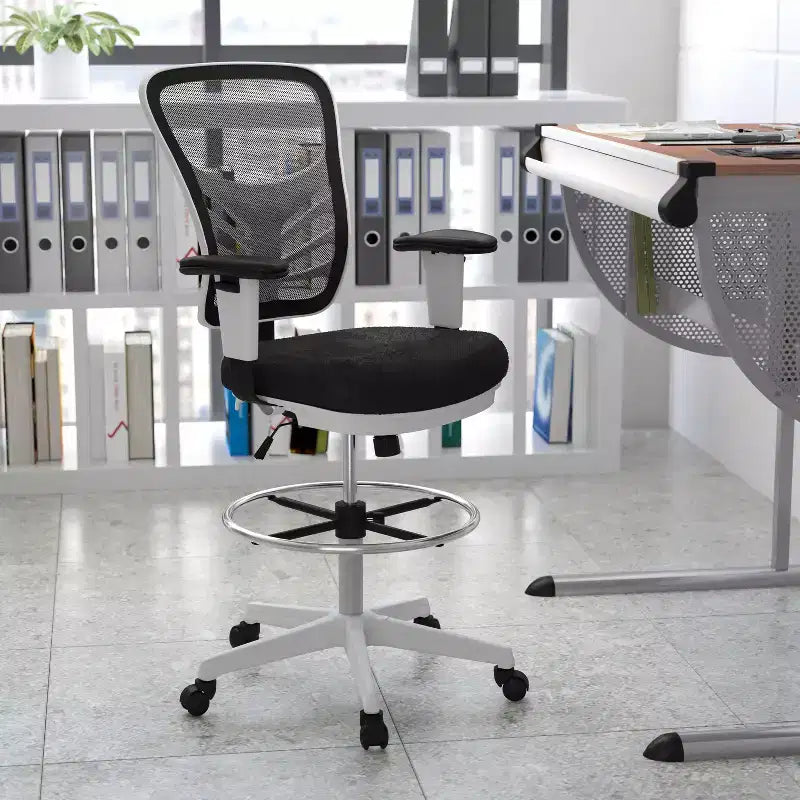Chaise de bureau ergonomique à dossier mi-haut en maille avec repose-pieds chromé réglable et accoudoirs réglables