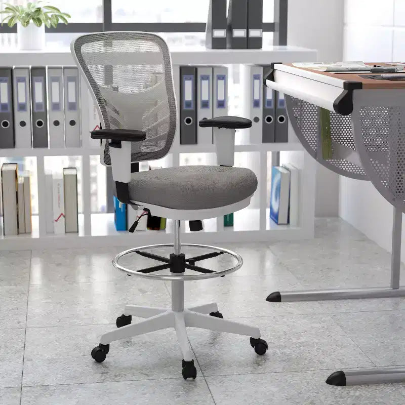 Chaise de bureau ergonomique à dossier mi-haut en maille avec repose-pieds chromé réglable et accoudoirs réglables