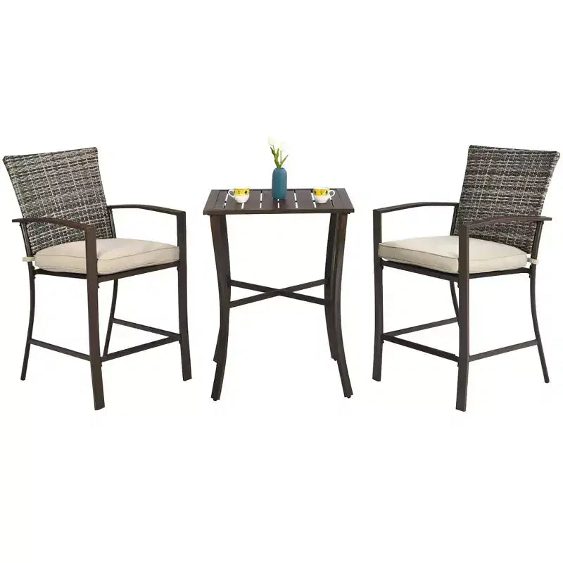 Ensemble de meubles de bar de patio 3 pièces Costway en rotin avec table à lattes et 2 tabourets coussinés marron pour bord de piscine