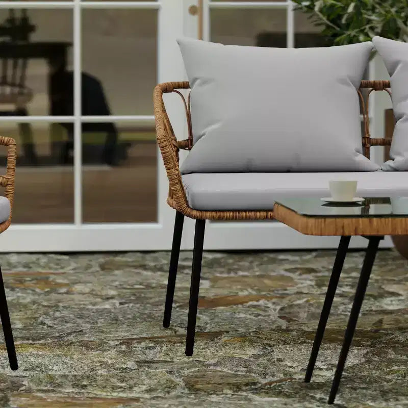 Ensemble de patio bohème Merrick Lane de quatre pièces tressé en corde de rotin naturel pour l'intérieur/l'extérieur avec deux chaises, une causeuse et une table avec coussins