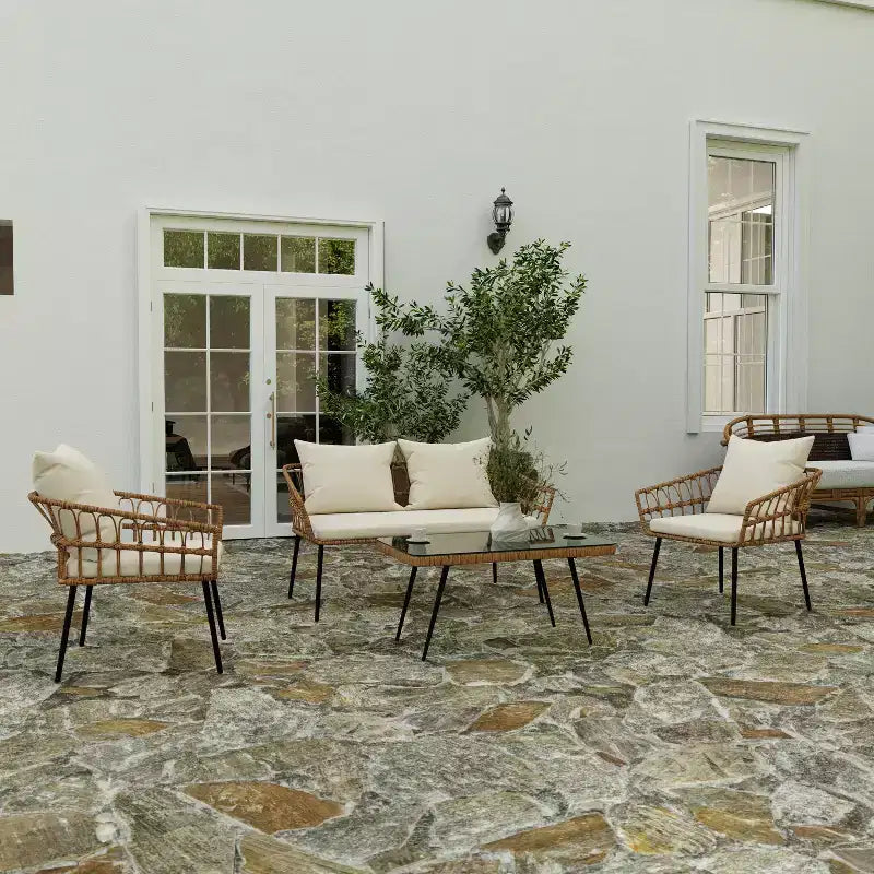 Ensemble de patio bohème Merrick Lane de quatre pièces tressé en corde de rotin naturel pour l'intérieur/l'extérieur avec deux chaises, une causeuse et une table avec coussins