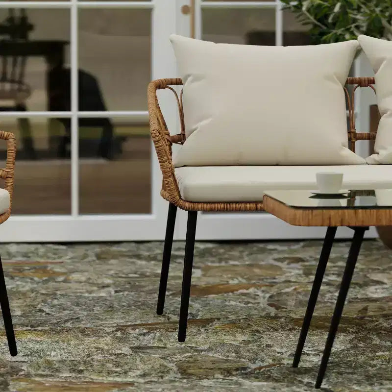 Ensemble de patio bohème Merrick Lane de quatre pièces tressé en corde de rotin naturel pour l'intérieur/l'extérieur avec deux chaises, une causeuse et une table avec coussins