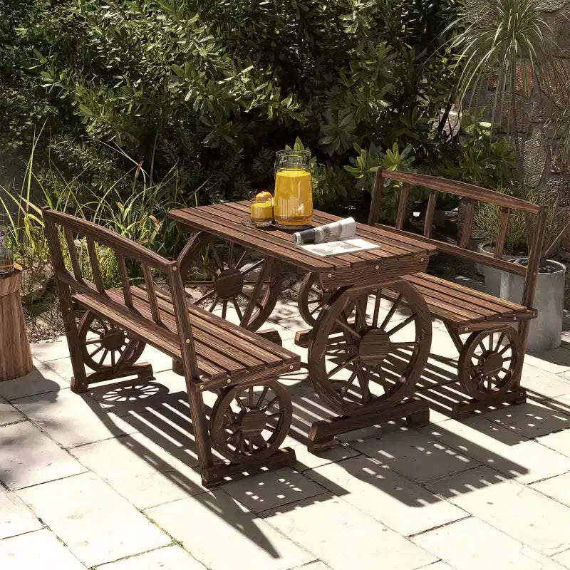 Outsunny – Ensemble table et chaises de jardin pour 4 personnes, mobilier en bois avec motif de roue de chariot, pour jardin, terrasse, carbonisé