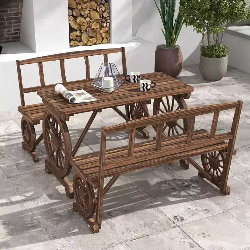 Outsunny – Ensemble table et chaises de jardin pour 4 personnes, mobilier en bois avec motif de roue de chariot, pour jardin, terrasse, carbonisé